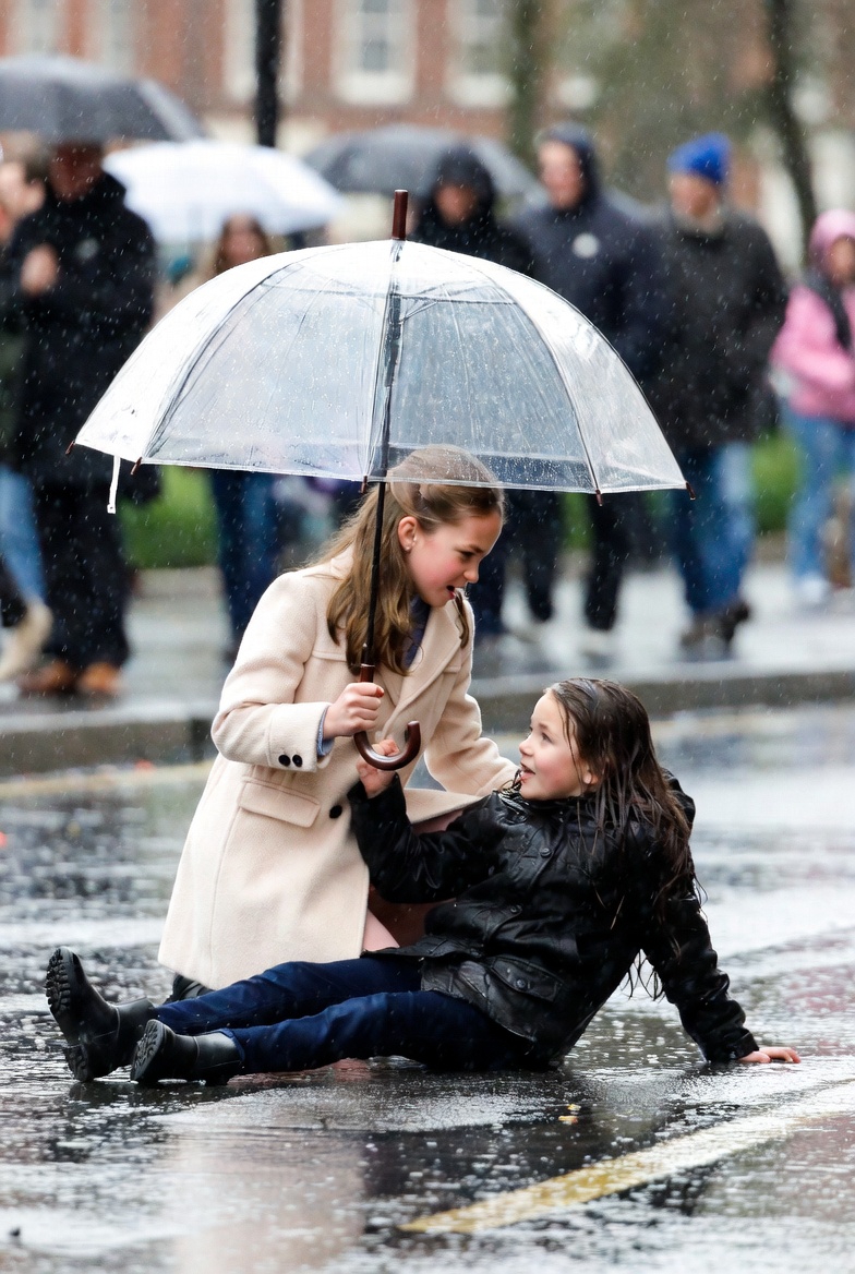 “Don’t worry, I’ve got you… it’s just a little rain.” The “Princess in the Rain”: A Tiny, Heart-Melting Detail in This Photo of Princess Charlotte Is Going Viral—Can You Spot It?