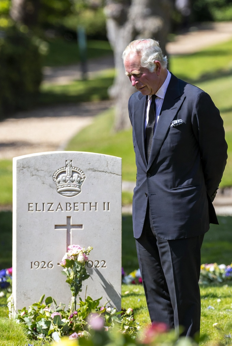 “I Miss You Every Day, Mom…” King Charles Breaks Down in Tears at Queen Elizabeth II’s Grave on Mother’s Day